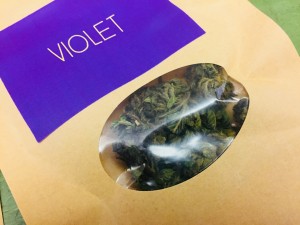 Violet è un'infiorescenza sinsemilla dai toni violacei di varietà Eletta Campana coltivata in serra con CBD > 10% e un'aroma pungente, di The, Incenso e Vaniglia